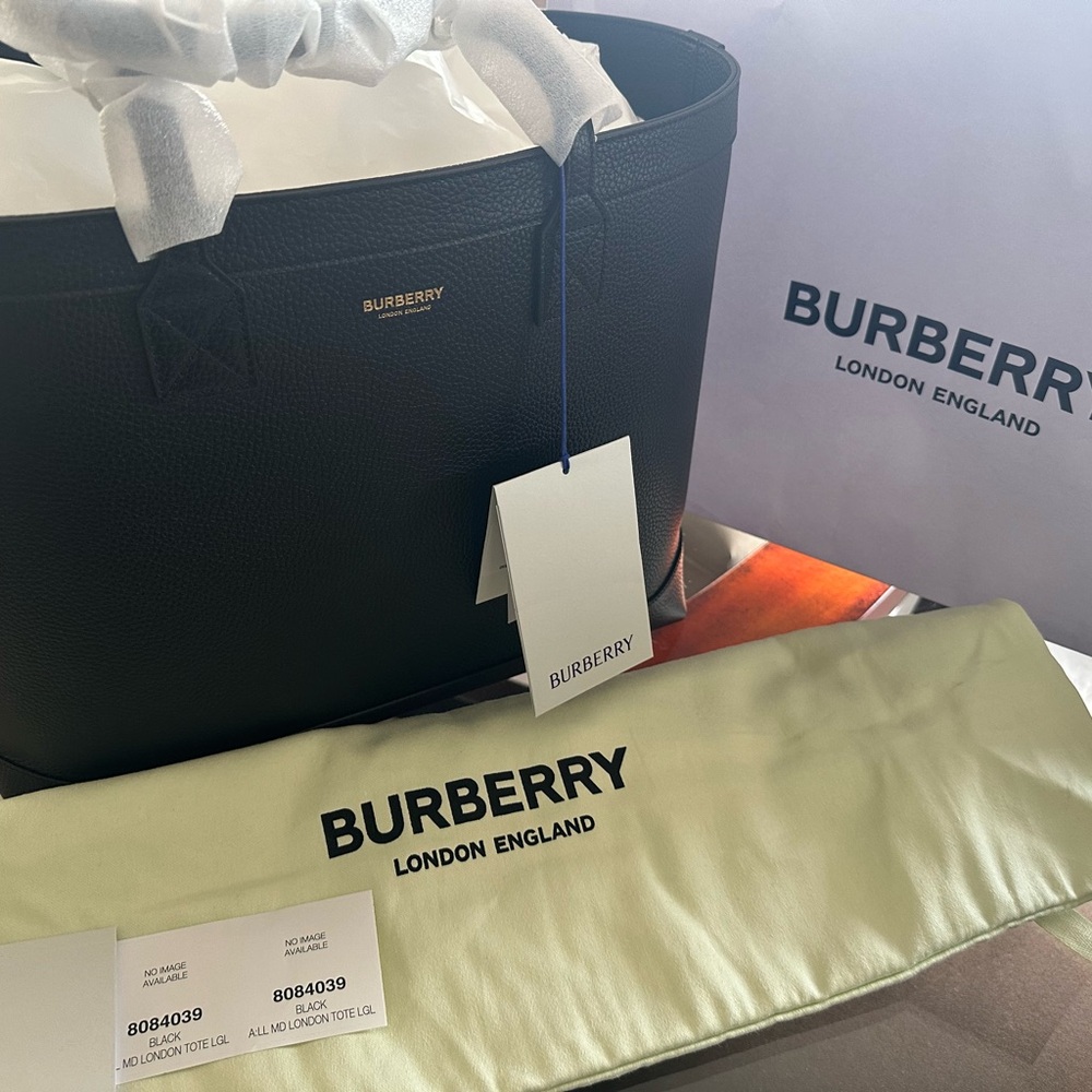 Burberry Grainy London Black Leather Handbag - Picture 4 of 6